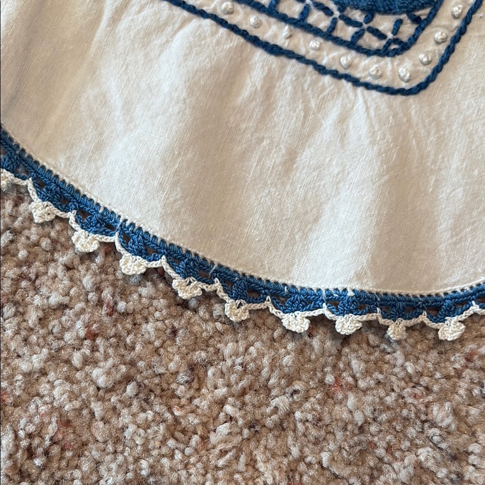White Tablecloth with Blue Floral Embroidery Vintage - Picture 3 of 6